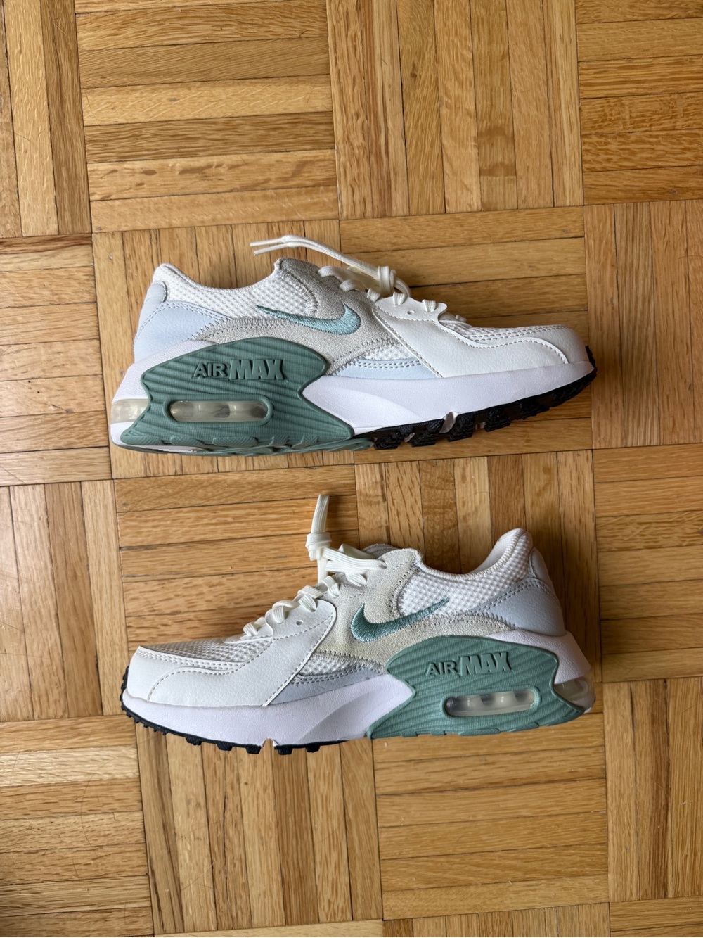 Nike women’s ' Air Max White & Teal Sneakers